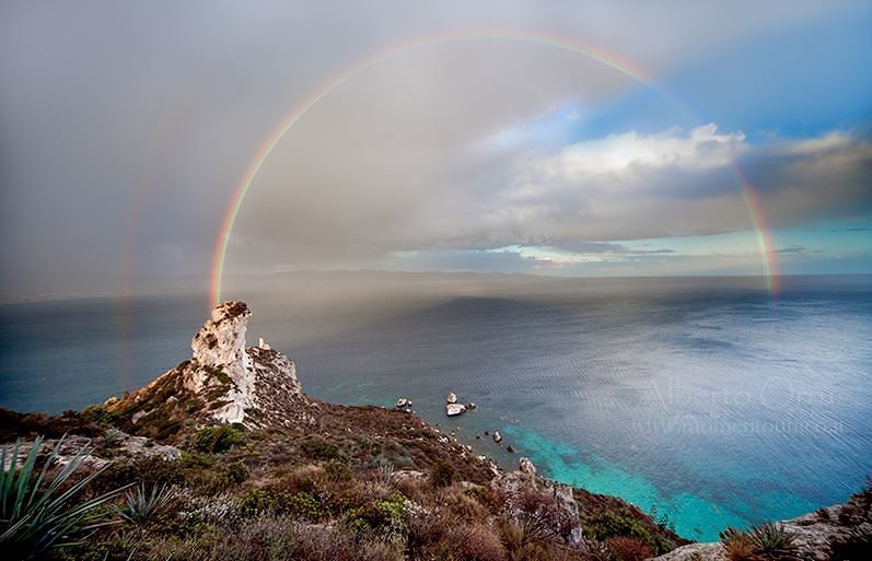 Cagliari, tu mi fai emozionare: spettacolare arcobaleno sulla Sella del Diavolo