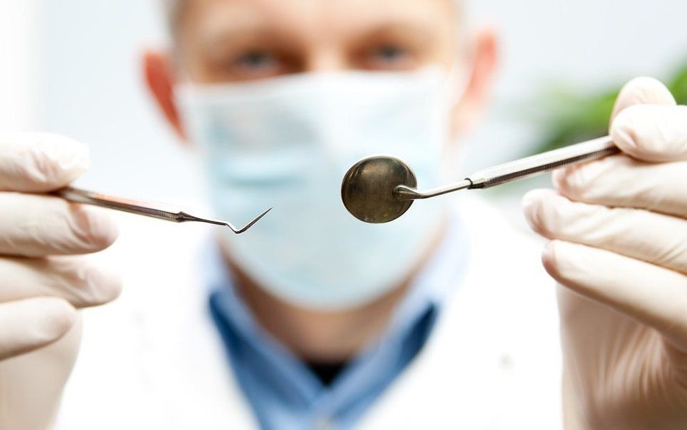 Cagliari, la “guerra” dei dentisti: mare di offerte ma molti rinunciano alle cure