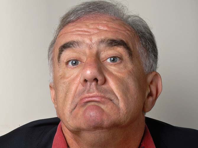 Battuta sulla Petacci, destra sarda insulta Gene Gnocchi: “Verme schifoso”