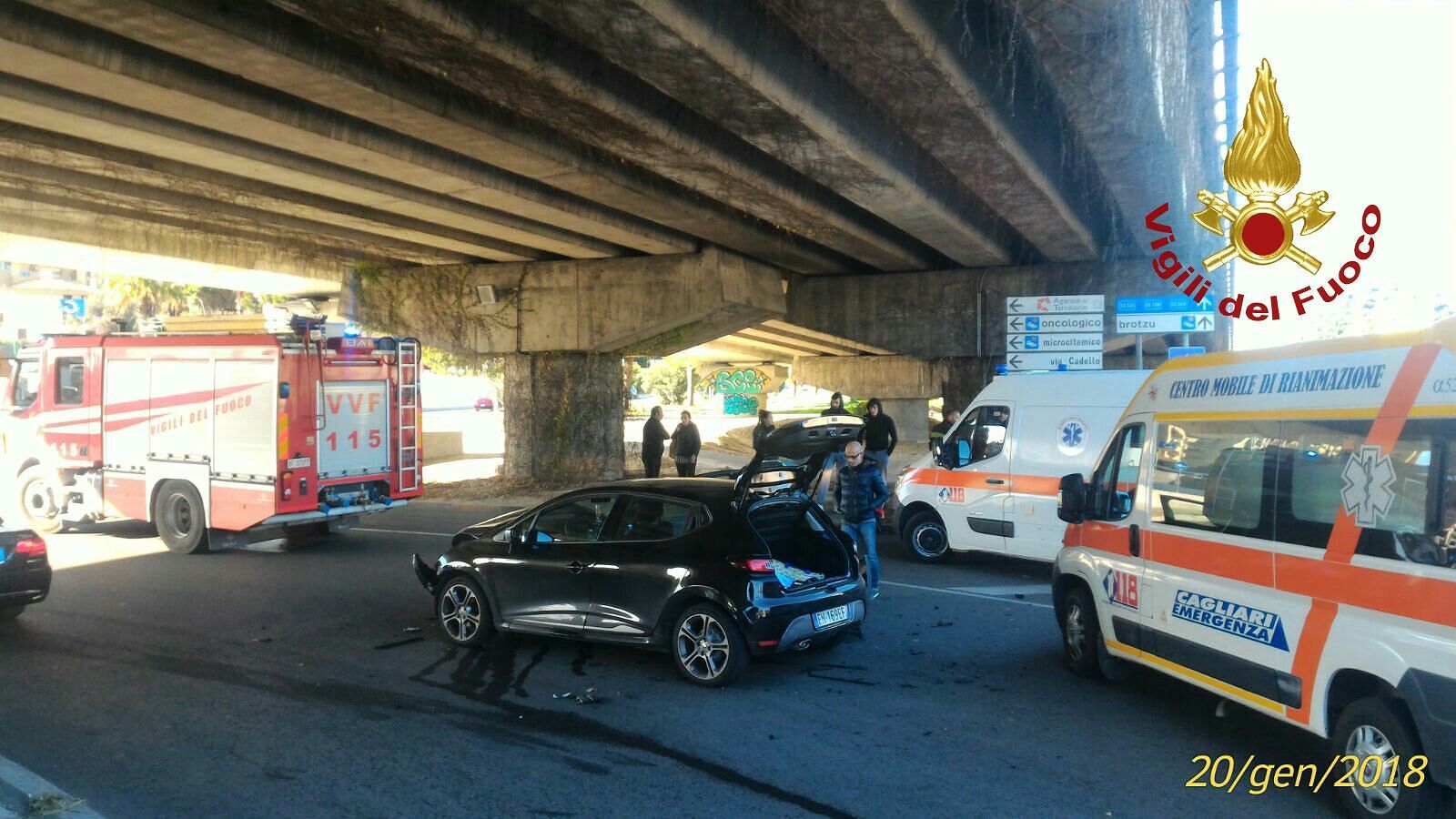 Cagliari, scontro frontale sotto il ponte dell’asse mediano: momenti di paura