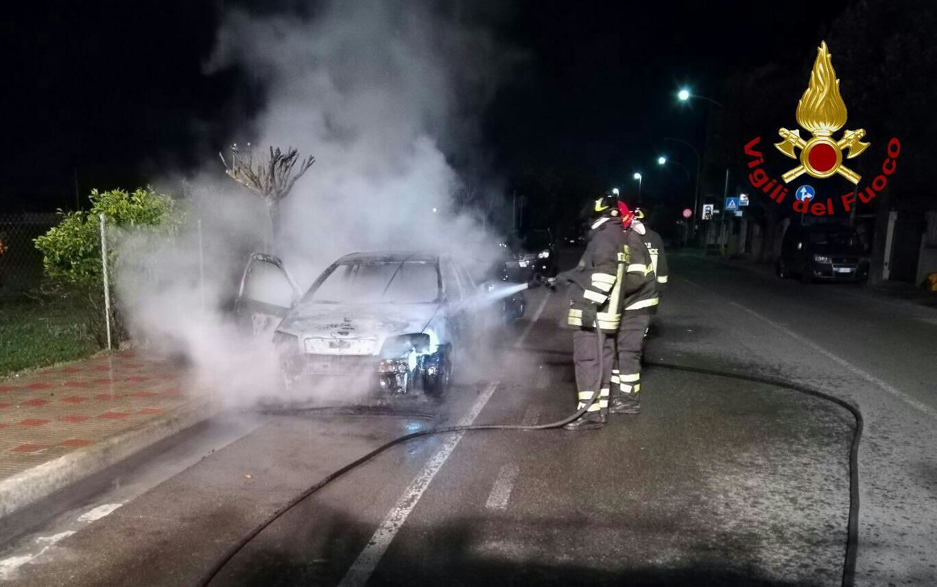 Sestu, fiamme nella notte: auto distrutta nel rogo
