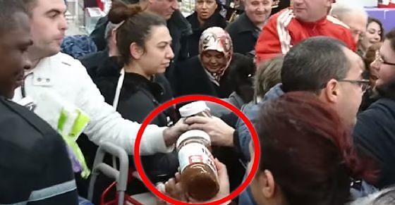 Nutella in offerta in Francia, scoppia la rissa per accaparrarsi il barattolo – VIDEO