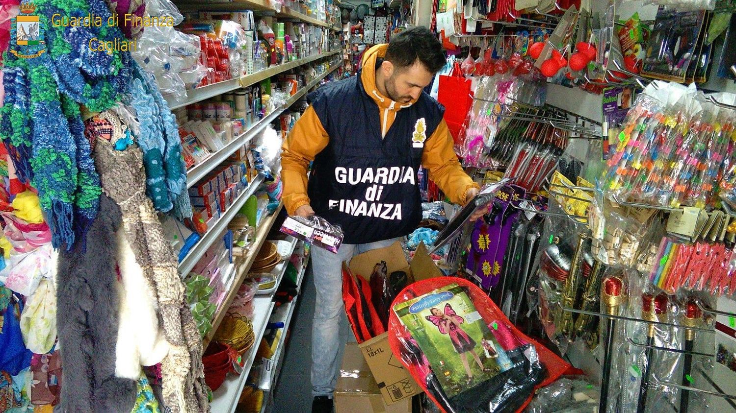 Cagliari, costumi di Carnevale e prodotti elettrici non a norma: scatta il sequestro