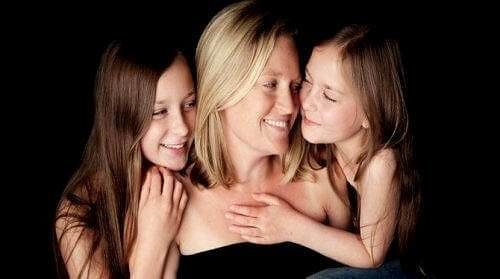 Cagliari, due maternità e due modi di essere madre: “Si può amare di più il figlio di un altro?”