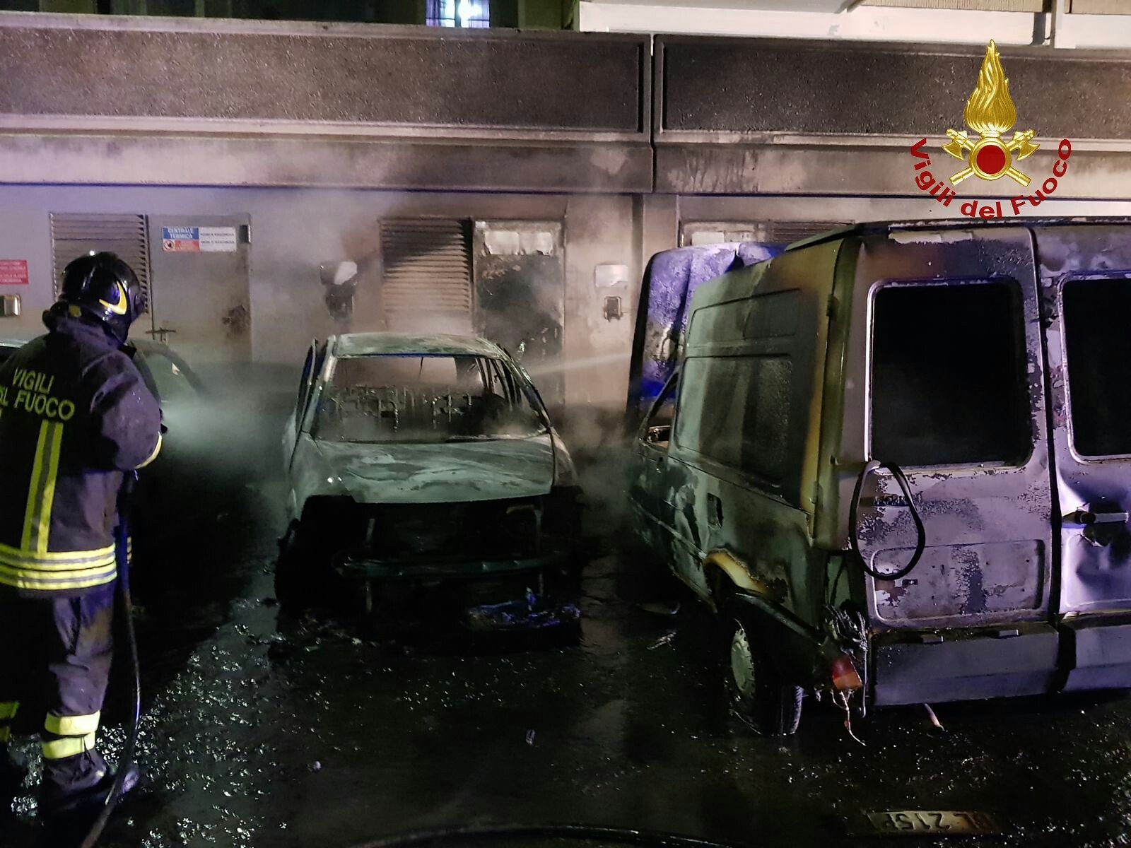Fiamme nella notte in via Magellano, distrutte 5 auto