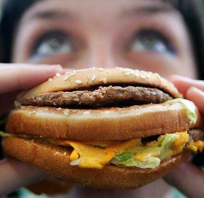 Perchè mangiamo cibo spazzatura? Il cervello viene ingannato dalla scienza