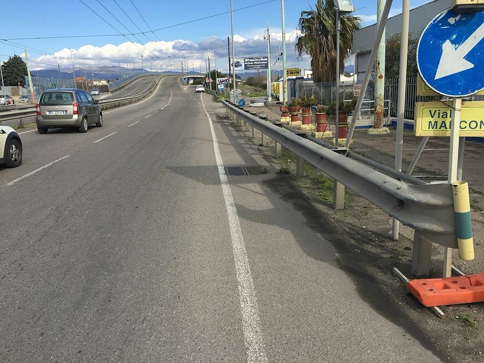 Viale Marconi, sviene autista del bus: passeggero-eroe evita la strage