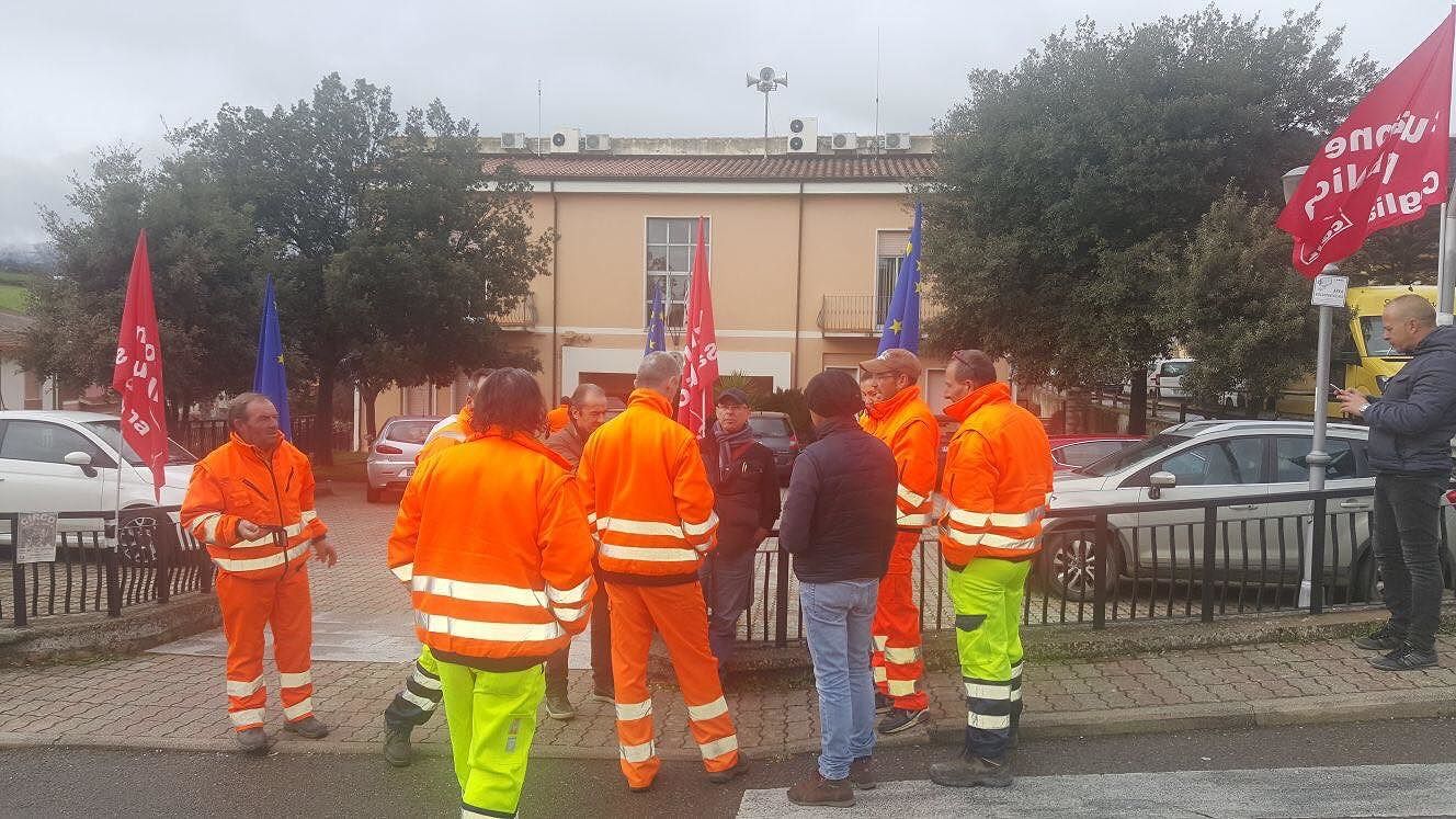 San Nicolò Gerrei, stipendi in ritardo: operatori ecologici in sciopero