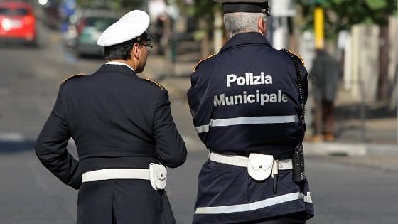 Via Liguria, si scontra con un’auto e scappa: è caccia al pirata