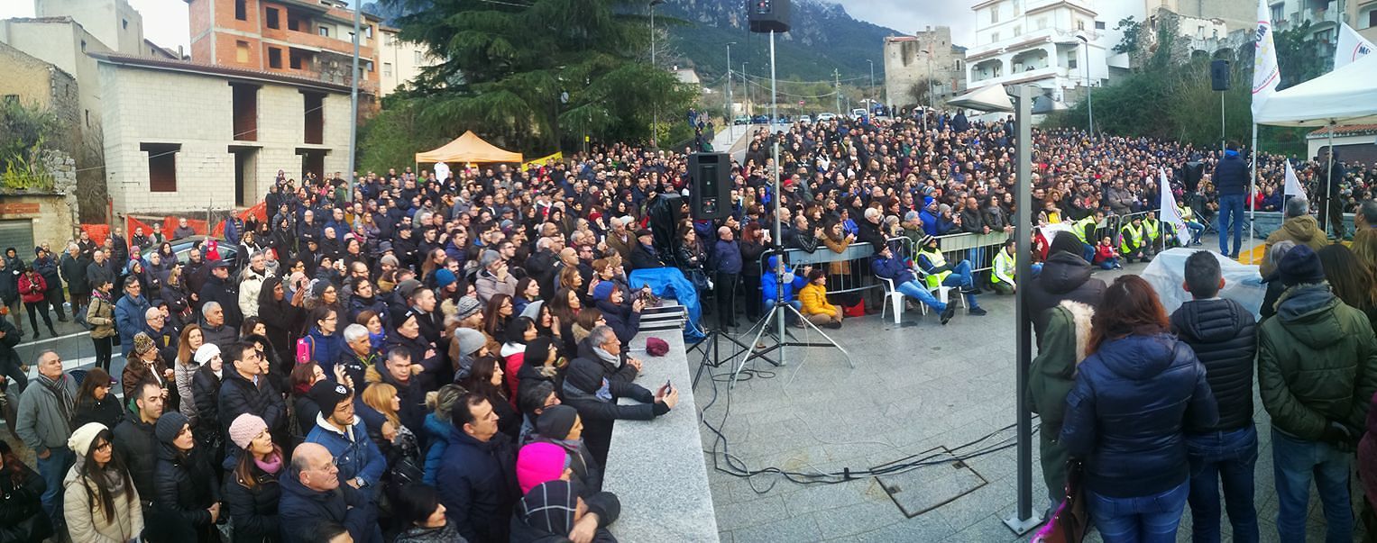 DI Battista e tutta la piazza sarda col M5S: “Renzi e Berlusconi…torraboccheadommo!”
