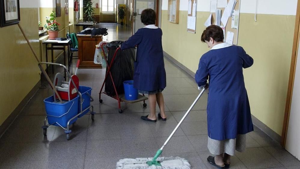 Segretari e bidelli sardi furiosi: “Umiliati con l’elemosina’ di 6 euro”