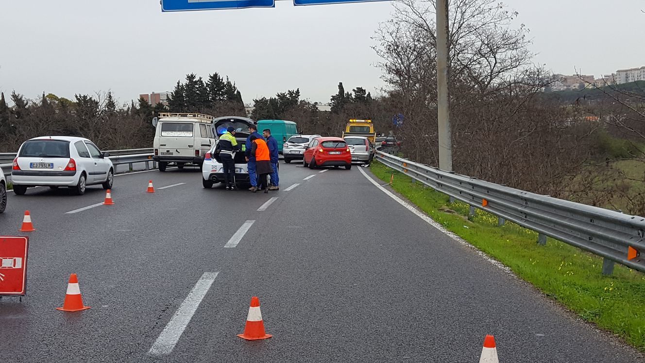 SS 554: tampona un’auto, invade la corsia e si scontra con un secondo mezzo