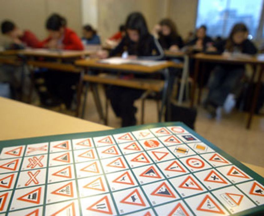 Cagliari, all’esame di guida con telefoni e auricolari: 34enne denunciato