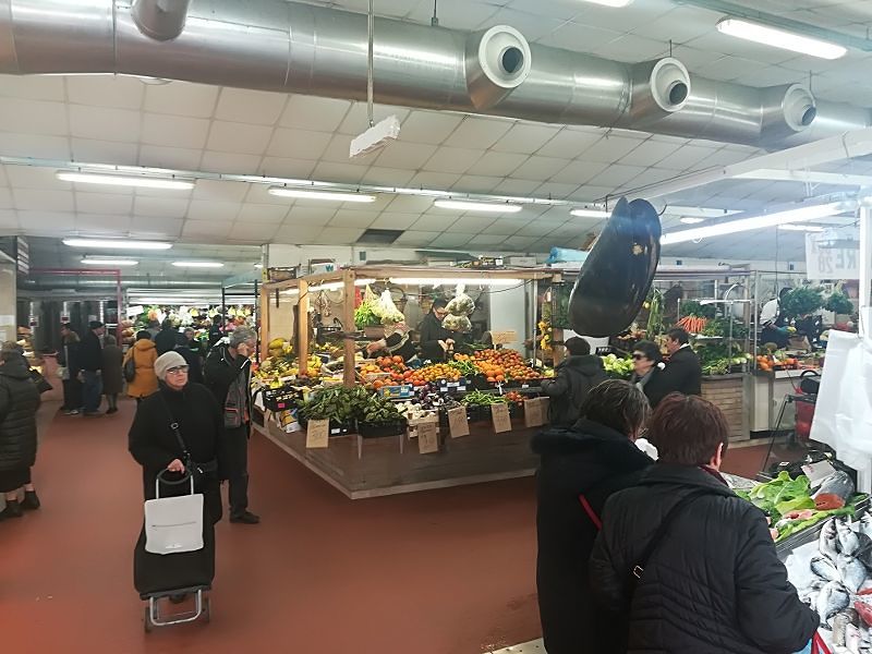 Pirri, dubbi e paure per il porta a porta: “D’estate le strade saranno invase dalla puzza”