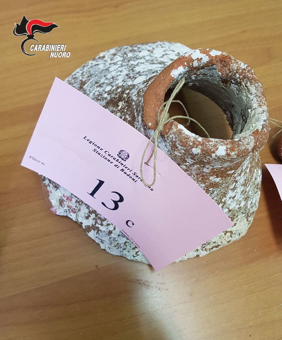 Sardegna, in casa due anfore romane: due denunce per furto e ricettazione