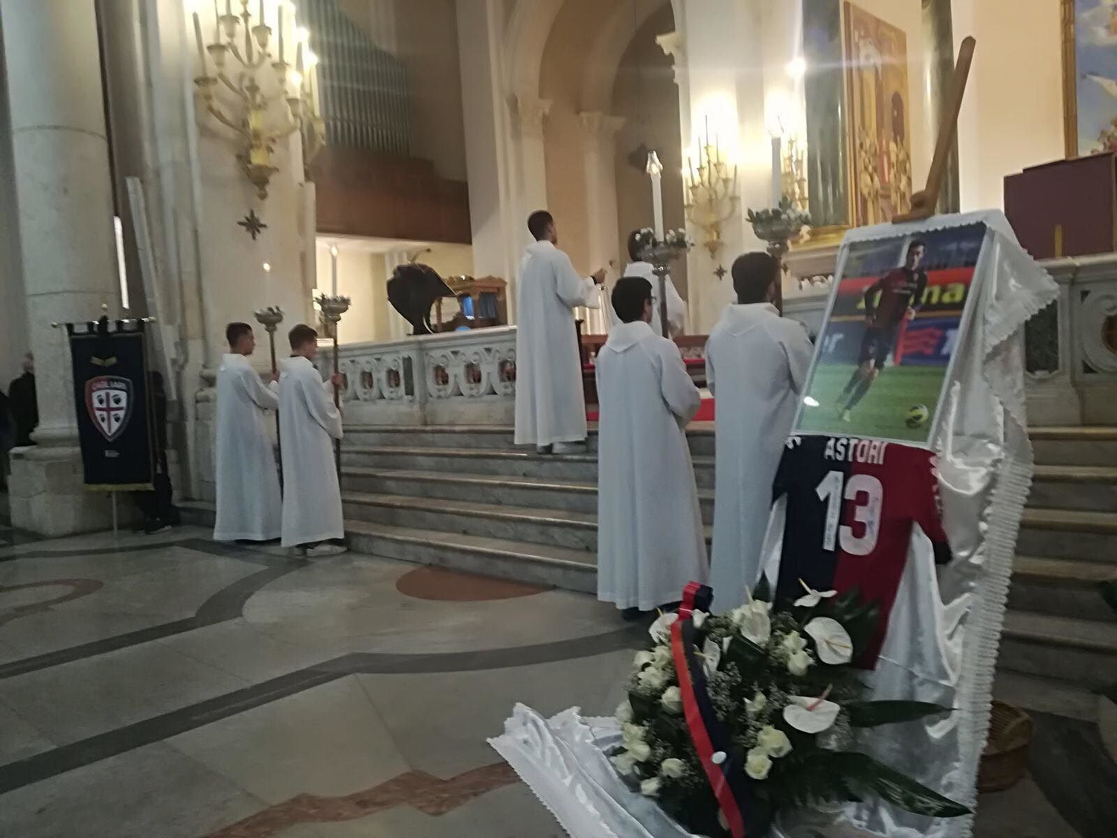 Cagliari, in centinaia a Bonaria per l’addio a Astori: “Adesso vinci anche in cielo”