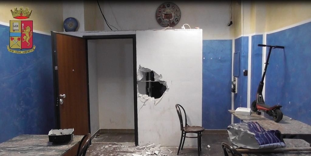 Cagliari, bar e circoli utilizzati come mini market della cocaina: i nomi dei clienti nei bigliettini