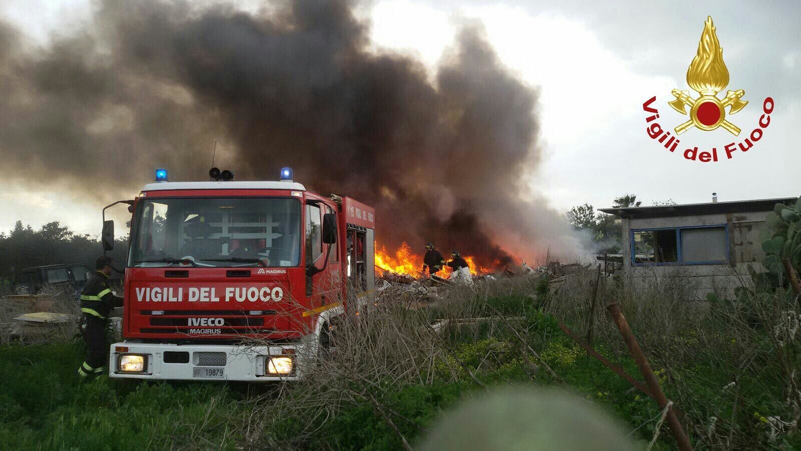 Incendio in una discarica abusiva sulla Ss125: vigili al lavoro per domare il rogo