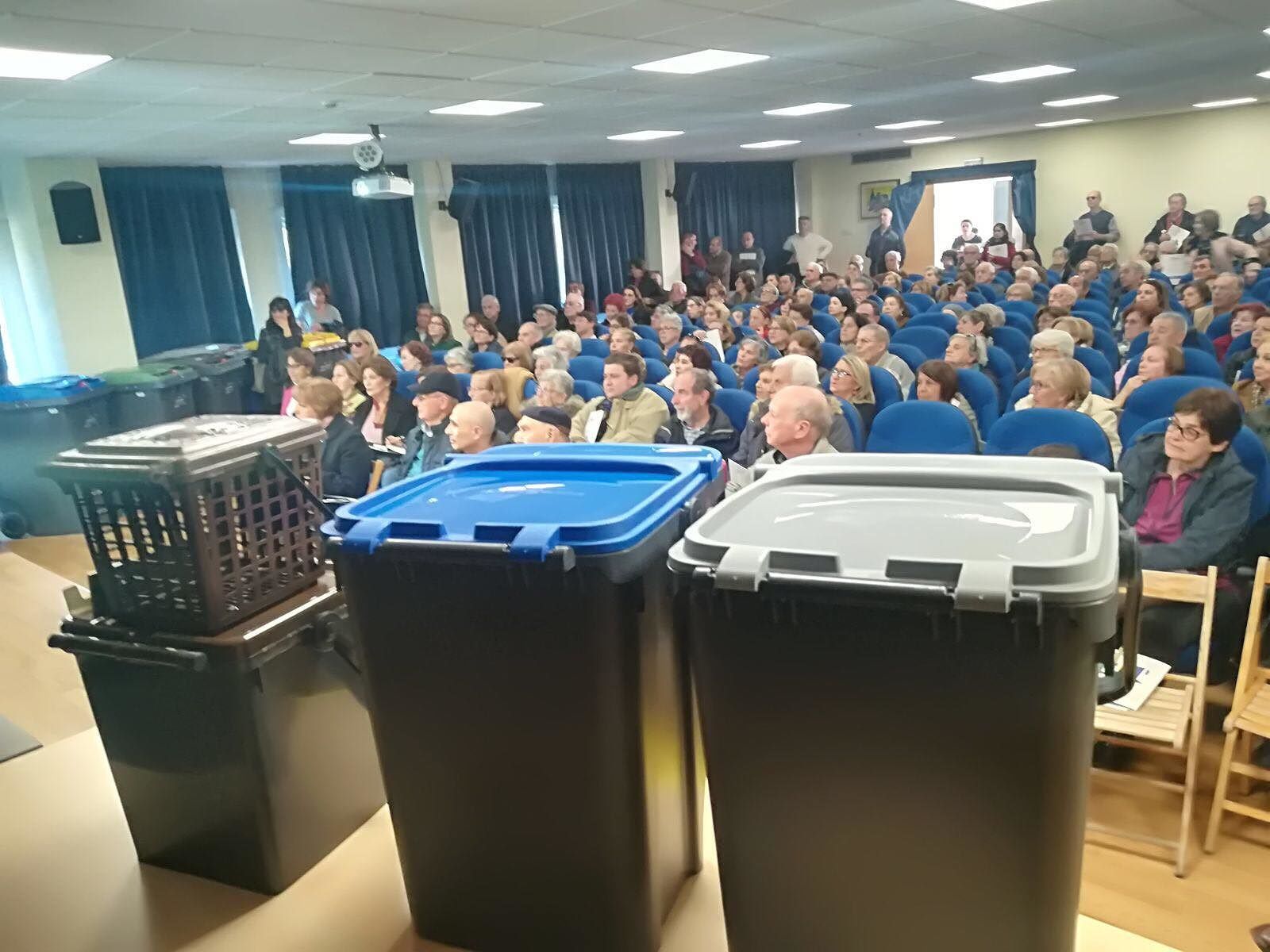 Porta a porta, i dubbi dei cagliaritani: “Orari di ritiro folli e troppi mastelli da lavare”