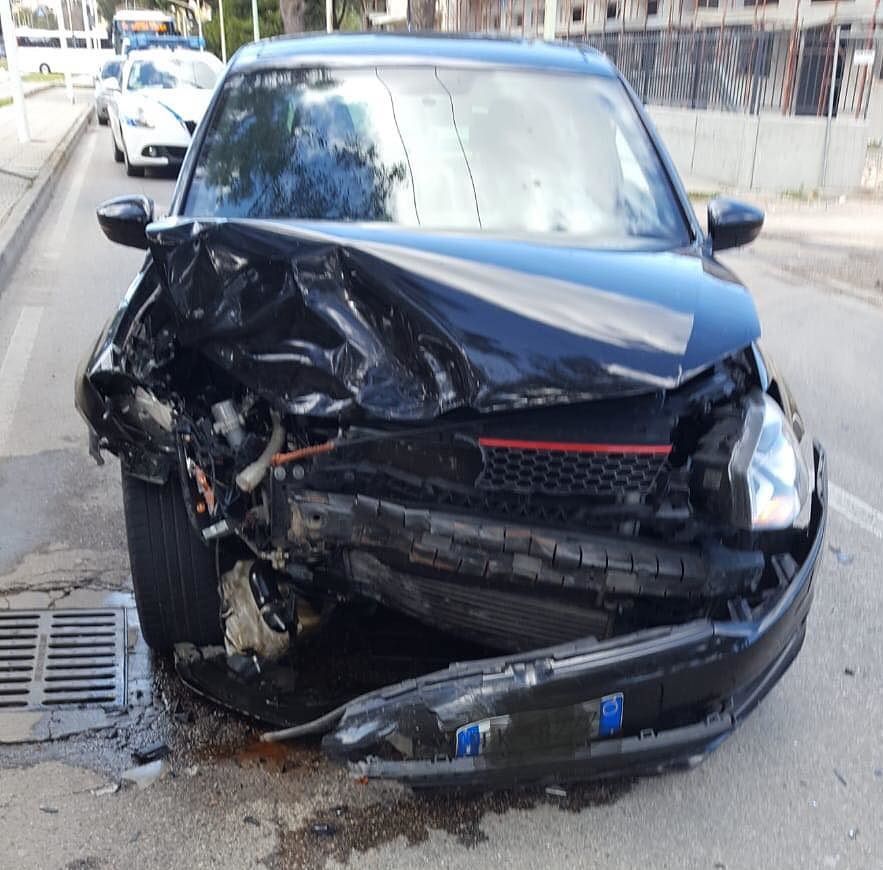 Cagliari, contromano in viale San Bartolomeo si schianta su un’auto: un ferito