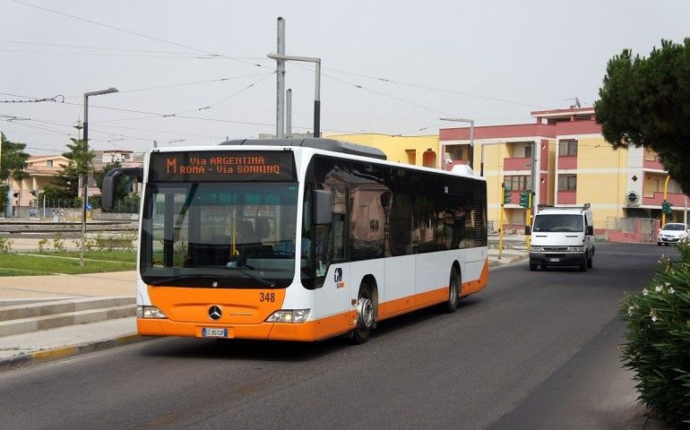 “Una giungla quotidiana per chi viaggia in Ctm a Cagliari: abbiamo paura”