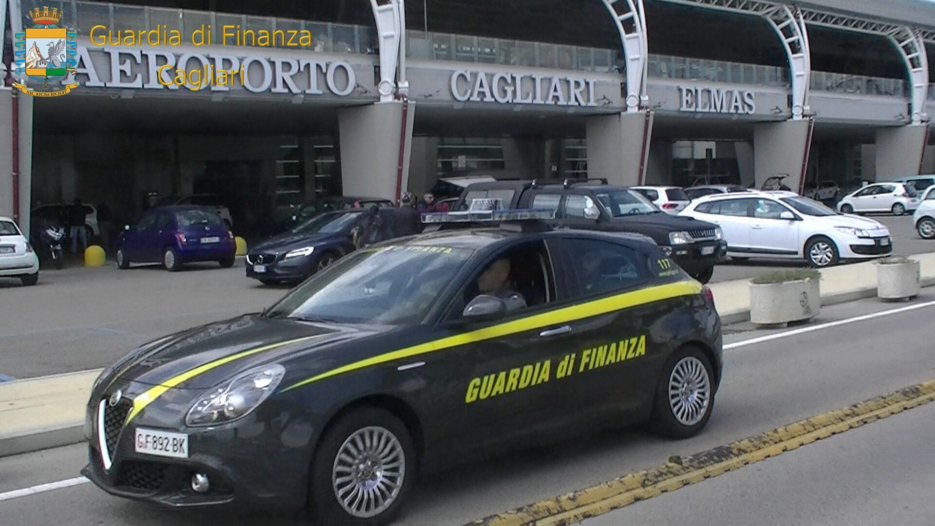 Sbarca a Elmas con 30mila euro in contanti: maxi multa a lui e al suo titolare