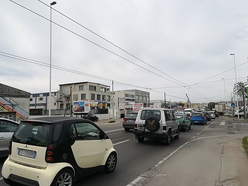 Cagliari, caos di auto in viale Marconi: al palo i lavori per l’unica corsia