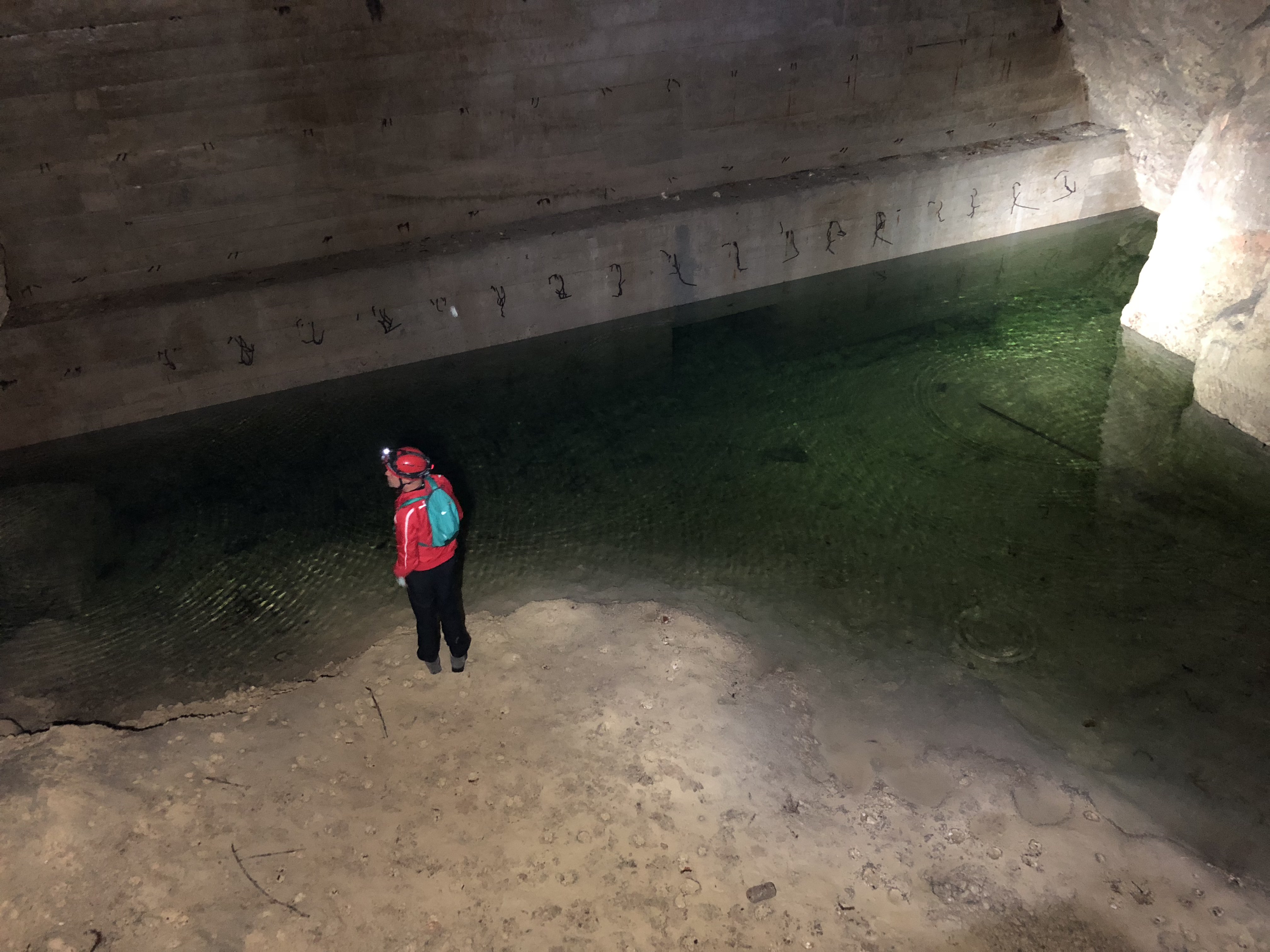 Murata la grotta dei laghi usata come discarica nella Cagliari sotterranea