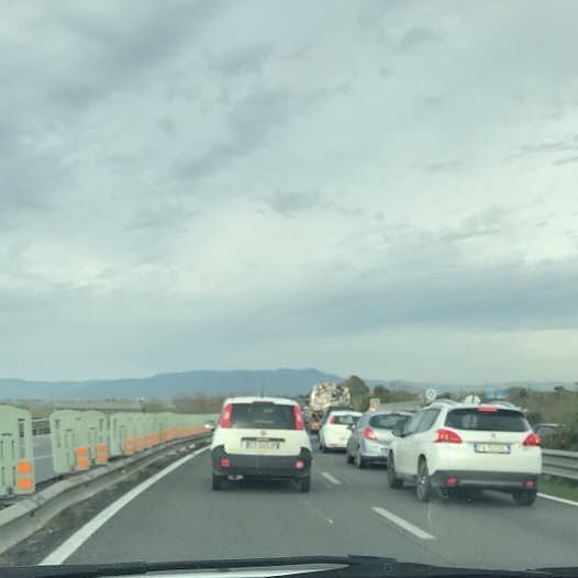 Doppio incidente sulla 554: traffico in tilt, centinaia di auto in coda