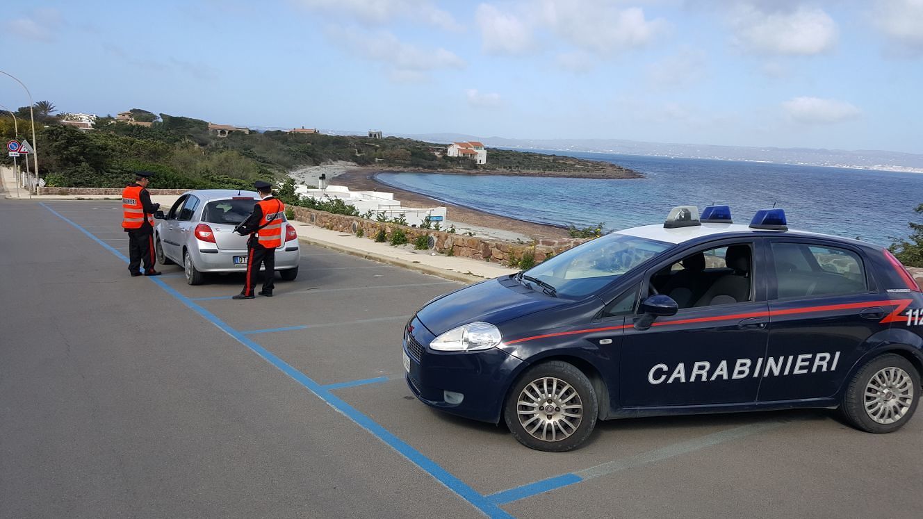 Calasetta, non si ferma all’alt: 57enne romano denunciato per porto d’armi illegali