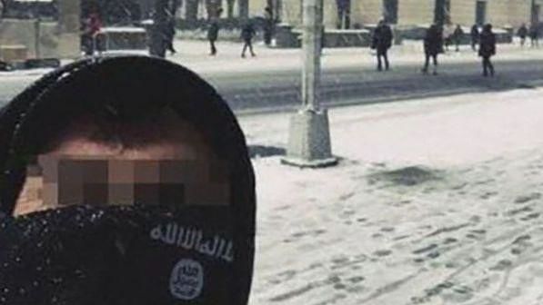 Turista sardo scatta un selfie a New York: l’Isis modifica la foto, interrogato dall’Fbi