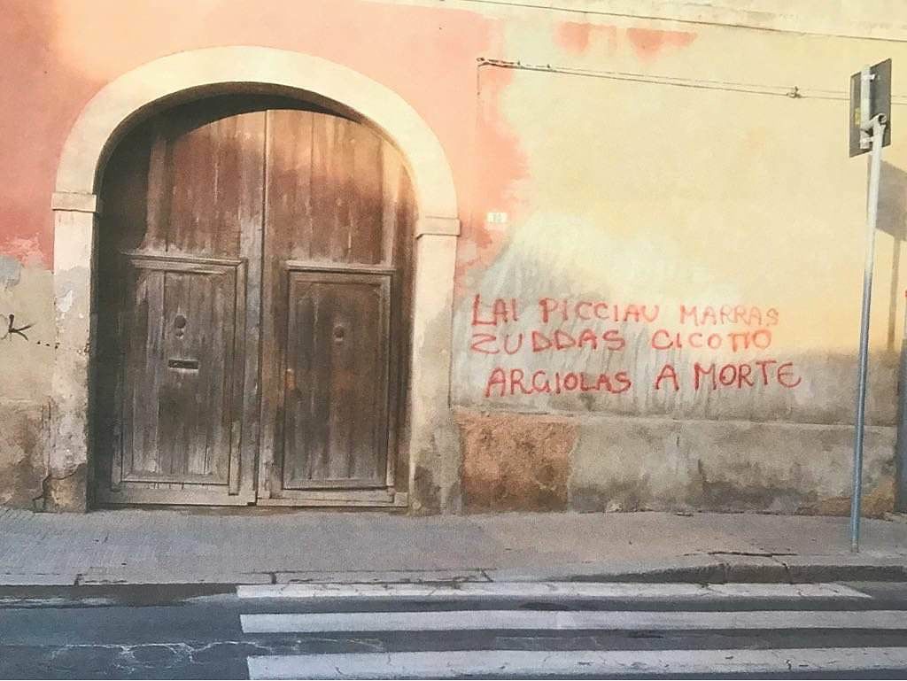 Monserrato, assurde scritte di minacce in centro contro i politici “dissidenti”