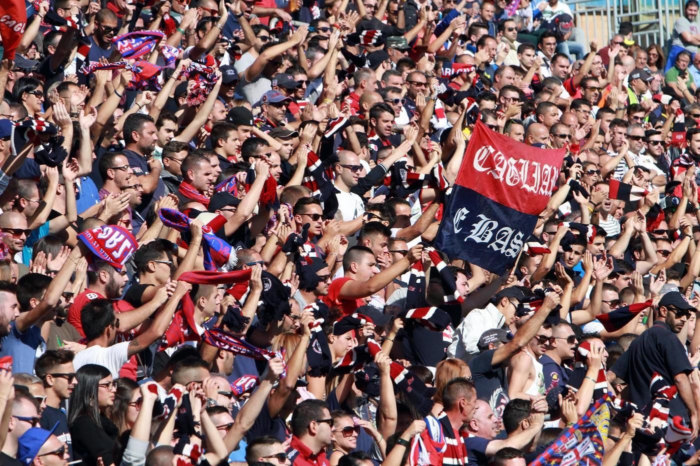 Il Cagliari contestato dagli ultras a Elmas: durissimo confronto in aeroporto