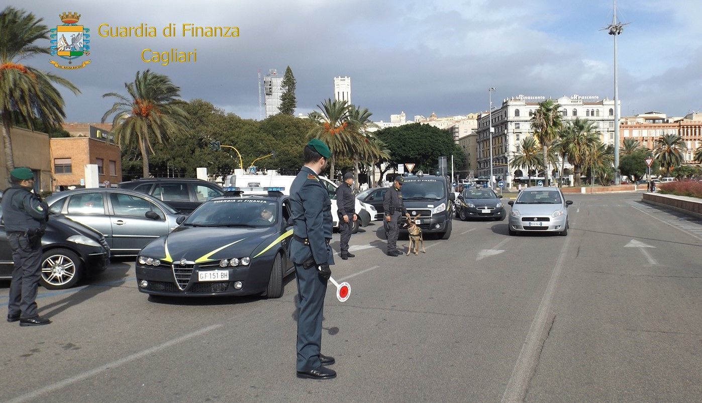 Cagliari, giovanissimi sorpresi con la droga in piazza Matteotti