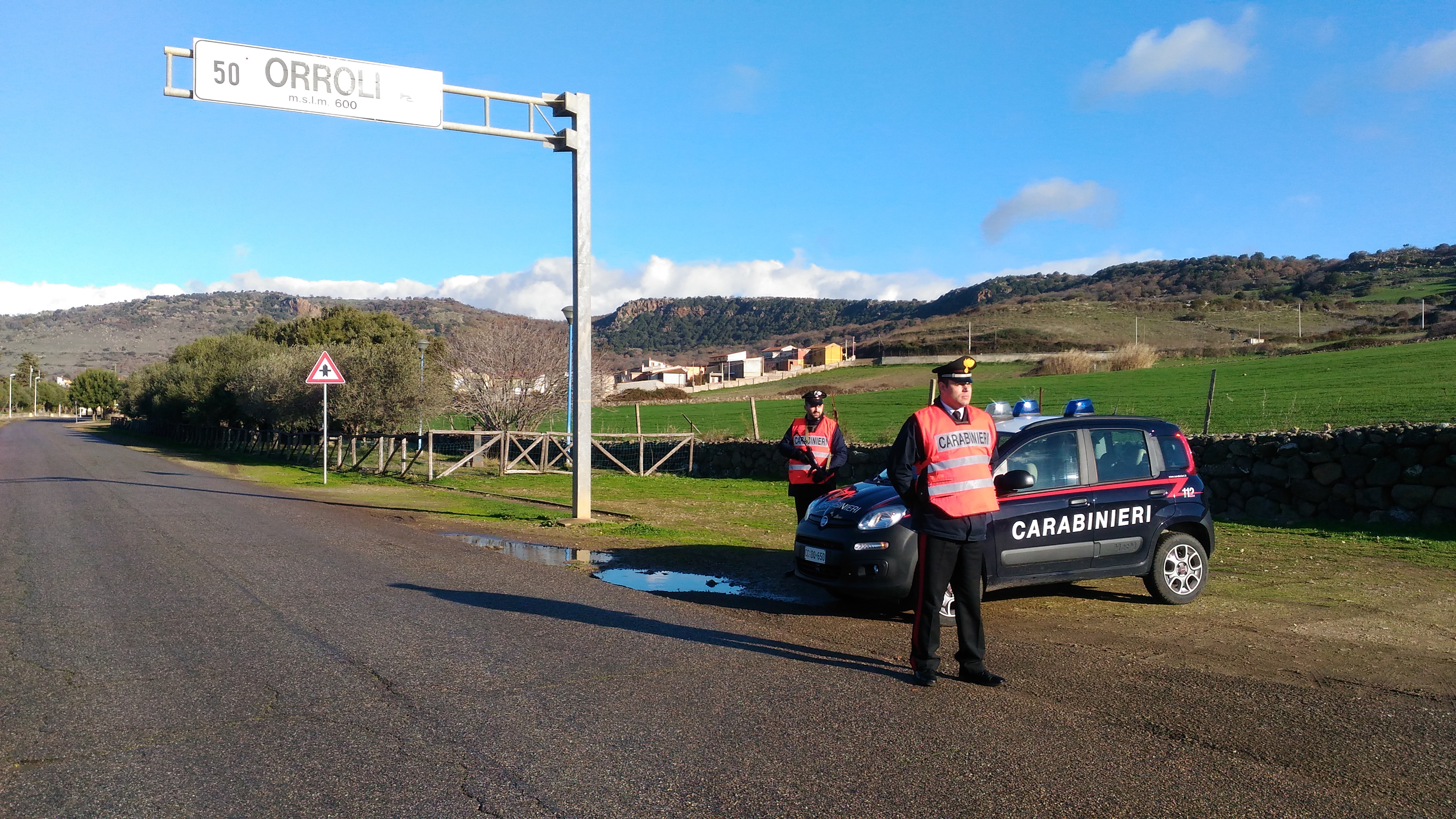 Sardegna, ubriaco alla guida semina il panico tra i passanti e danneggia le auto in sosta
