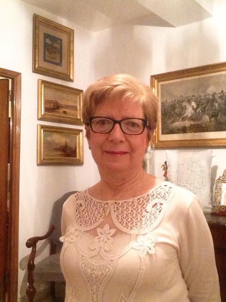 Maria Paola, prof in pensione: “Sì alle divise, oggi i bambini sfilano in classe”