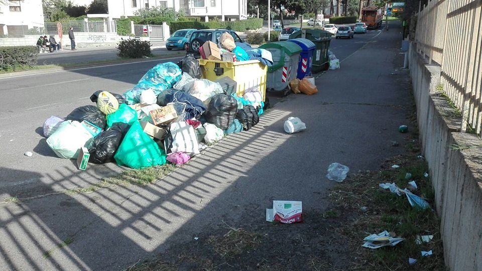 Cagliari, cumuli di rifiuti a Mulinu Becciu: “Risultato dei cassonetti spariti”