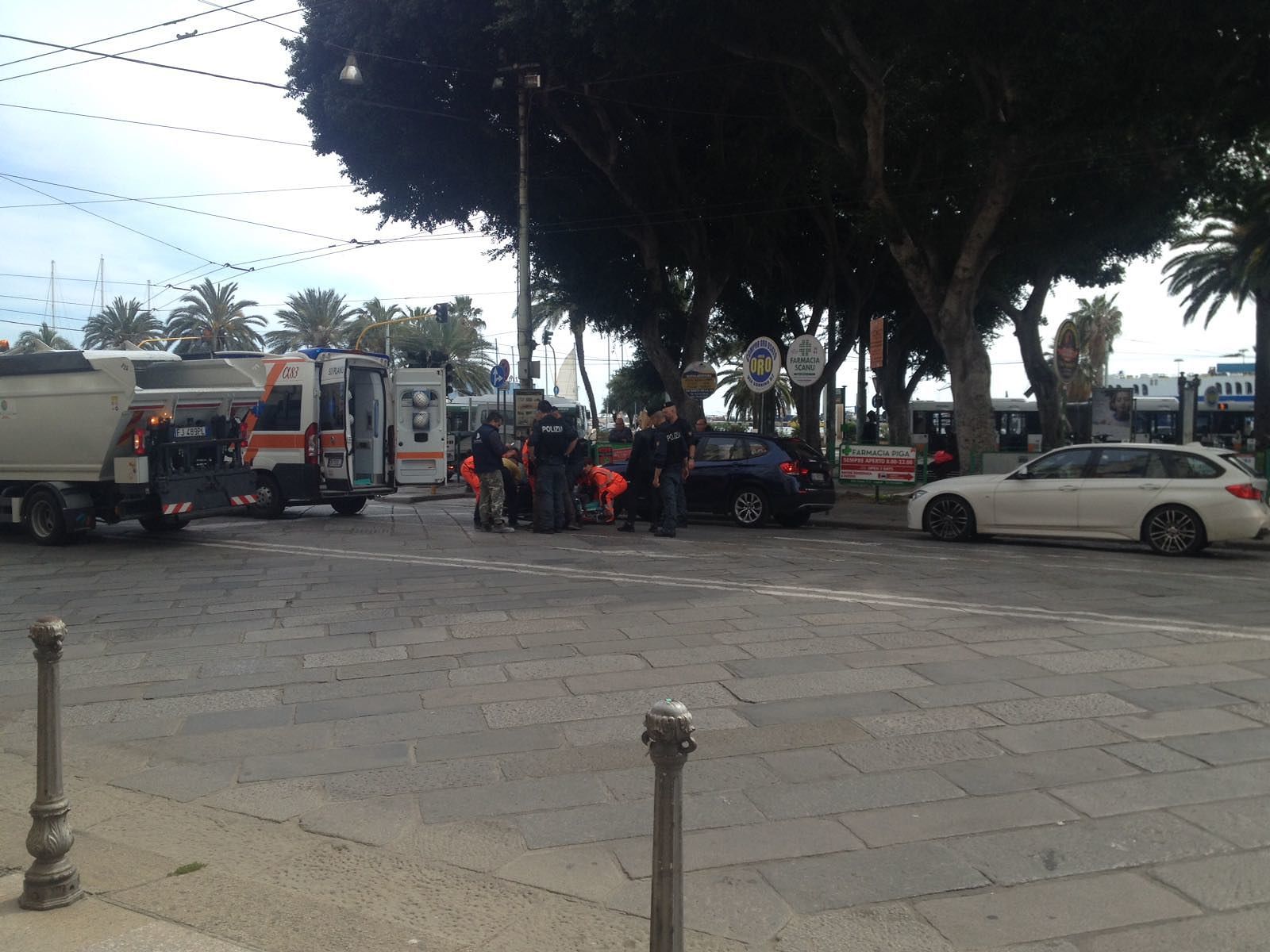 Cagliari, scooterista si accascia al semaforo in Piazza Matteotti