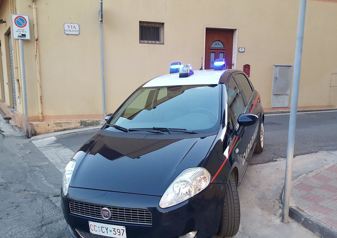 Sestu, sfonda la porta di casa del nonno e aggredisce lui e la madre perché voleva soldi