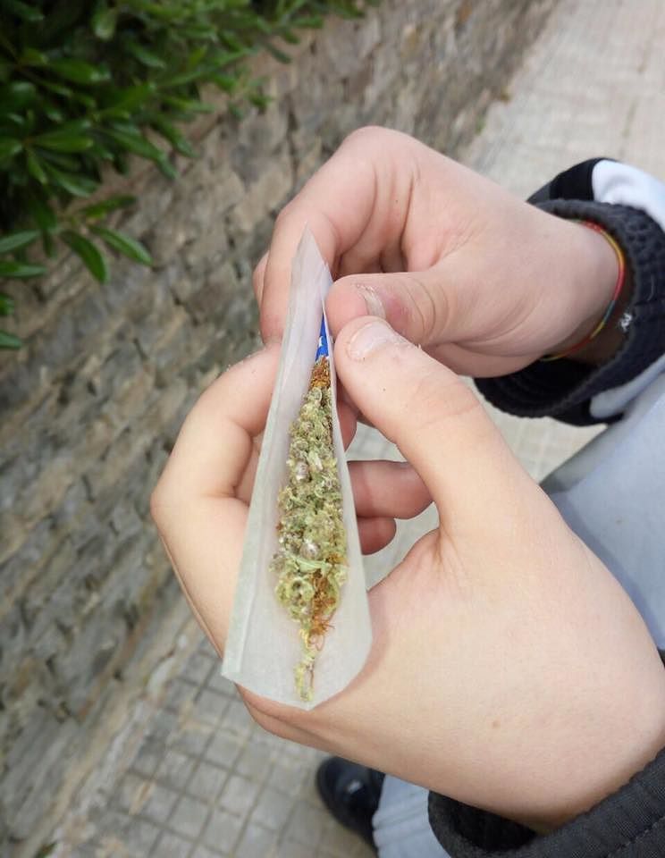 Adolescenti cagliaritani su Facebook e Instagram: “Foto e storie tra canne e alcolici”
