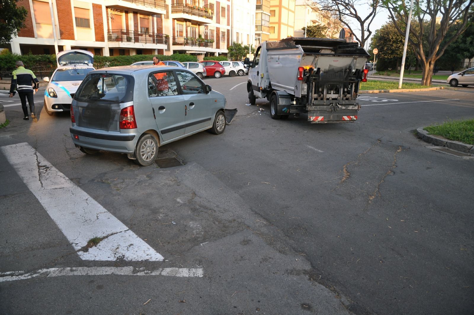 Cagliari, crash a Pirri: una donna si scontra nell’auto con un camion dei rifiuti