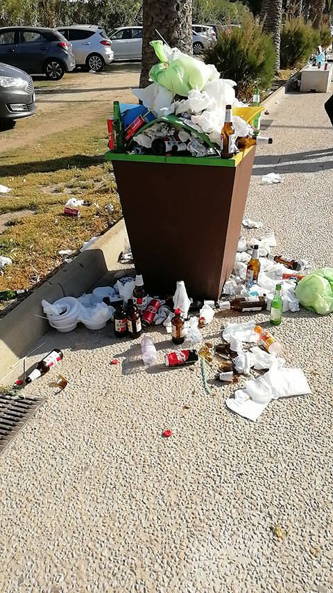 “Cagliari, il Comune toglie i cassonetti e la spazzatura invade la passeggiata al Poetto”