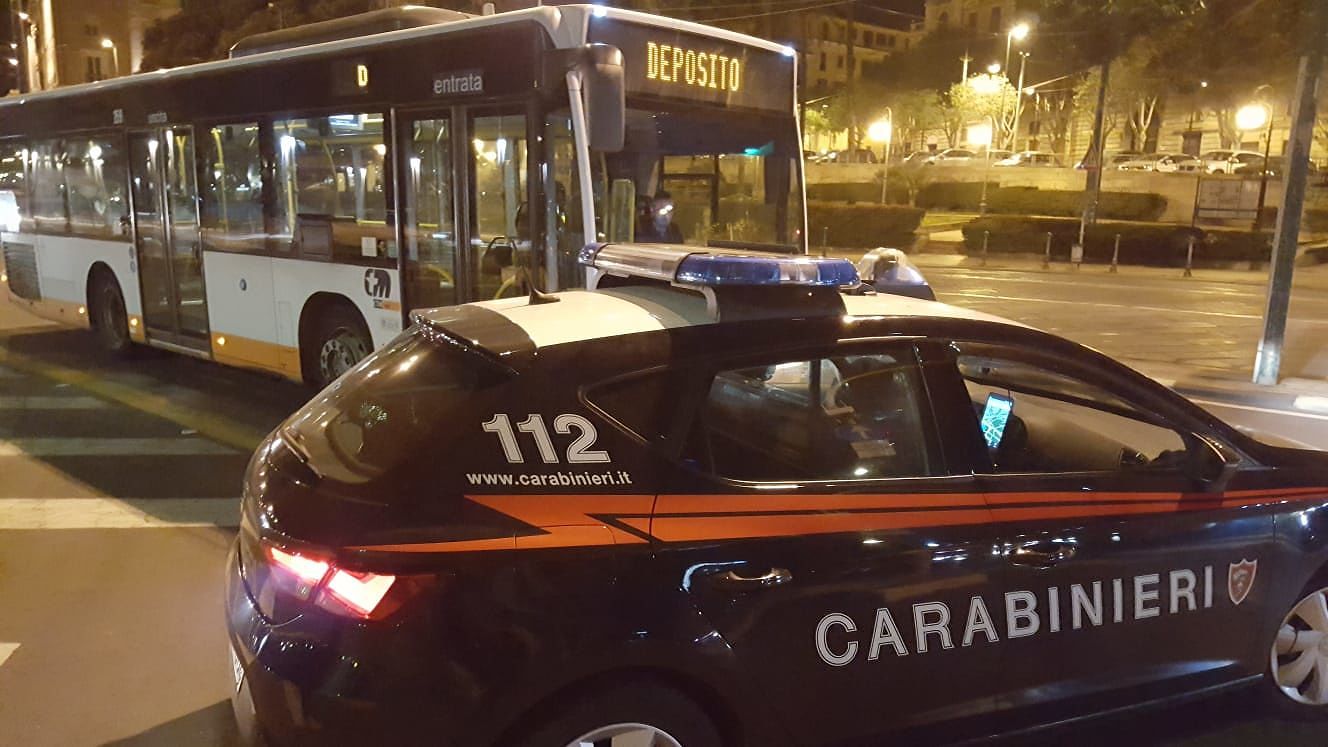 Cagliari, il controllore del Ctm spintonato sul bus reagisce con lo spray al peperoncino