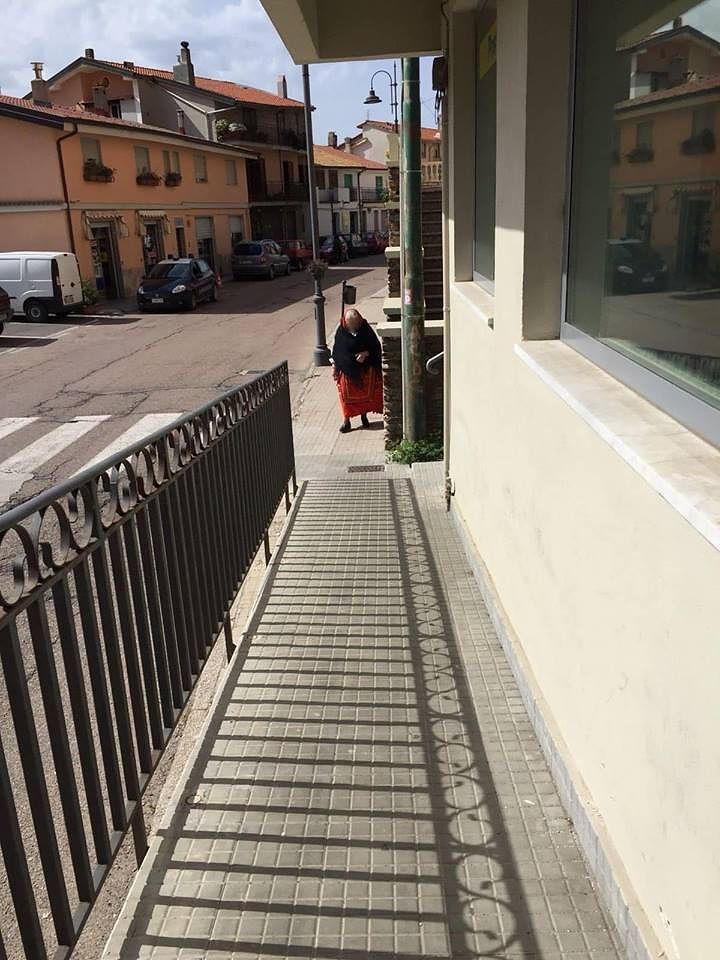 Alle Poste in abito tradizionale, nonnina di Desulo diventa la star del web