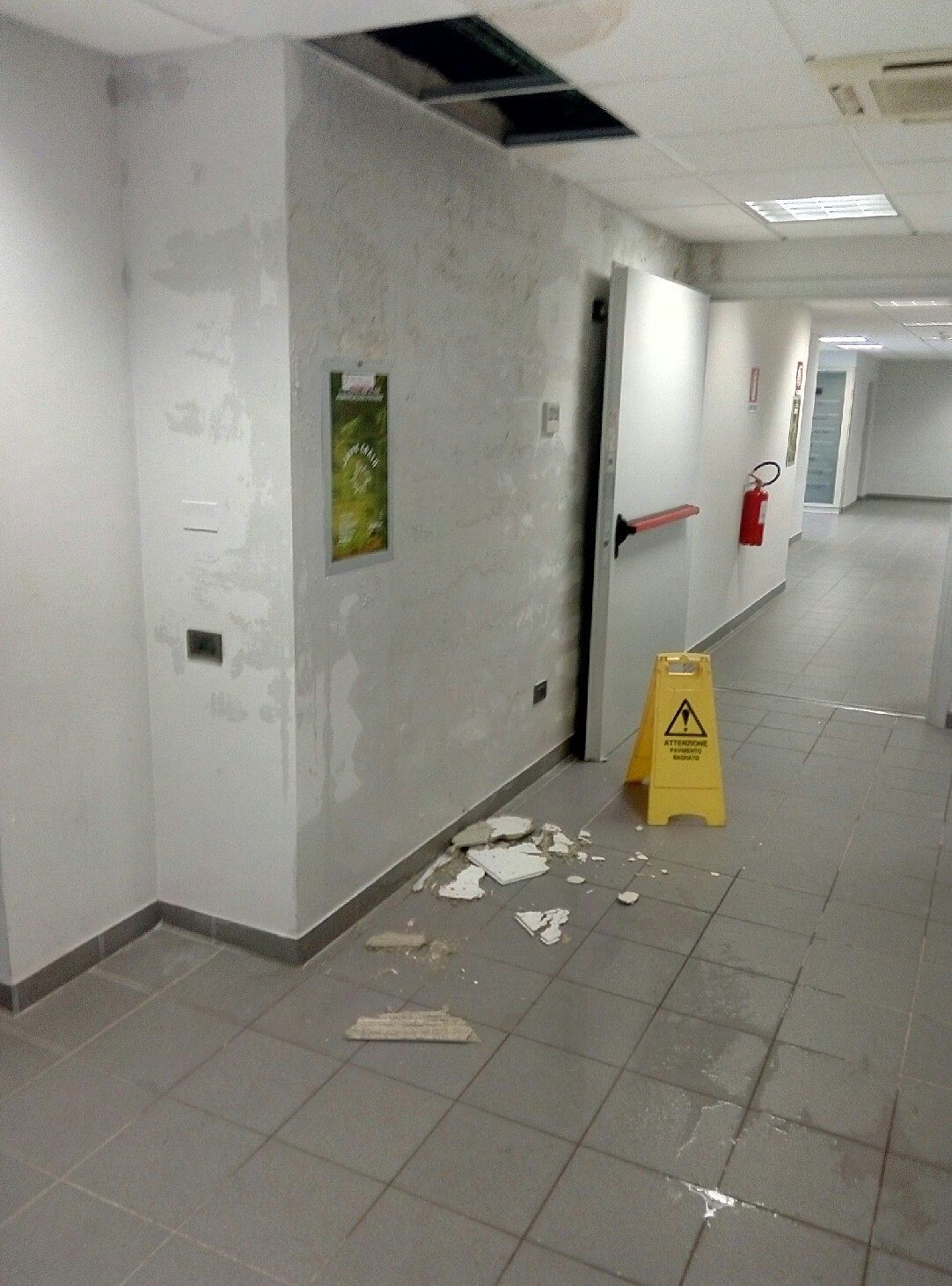 Monserrato, paura in Cittadella: il maltempo fa crollare il controsoffitto nell’Asse E
