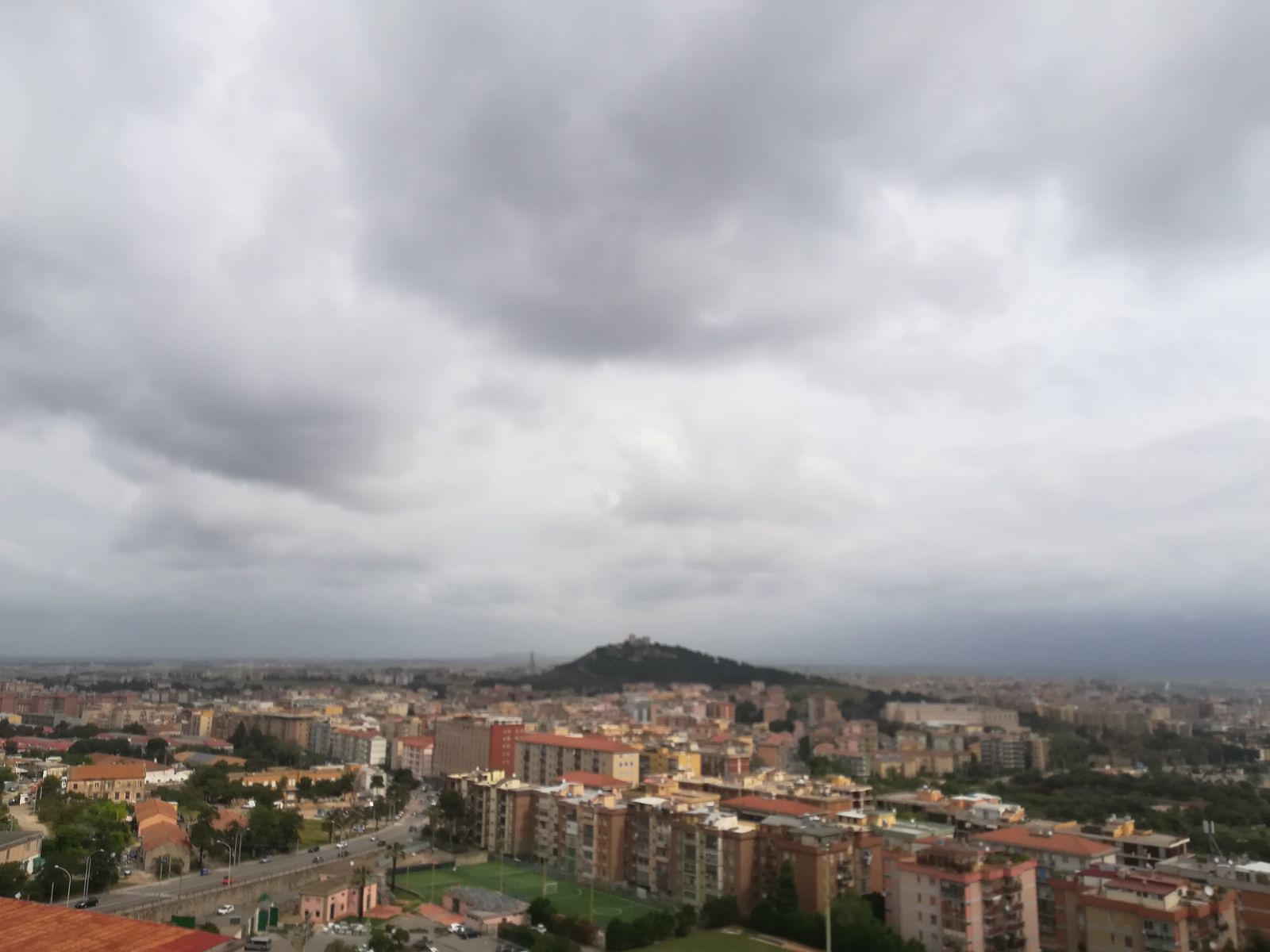 Maltempo a Cagliari, nuove piogge in serata: città presa a schiaffi dal vento