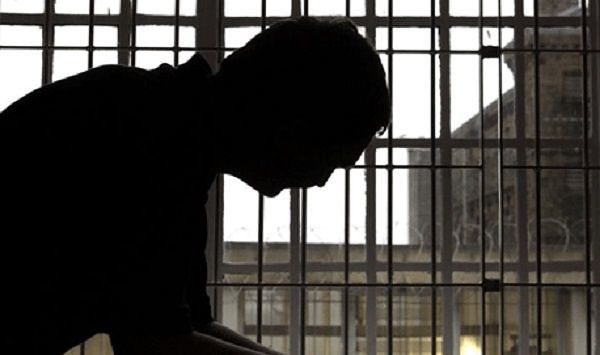 Uta, detenuto tenta il suicidio: salvato da un agente di polizia