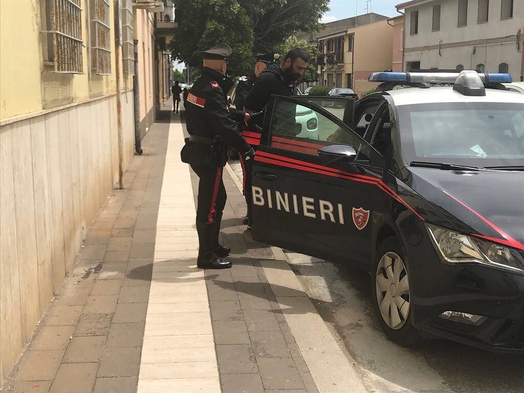 Sardegna, ketamina e un bastone sfollagente in auto: denunciato giovane olbiese