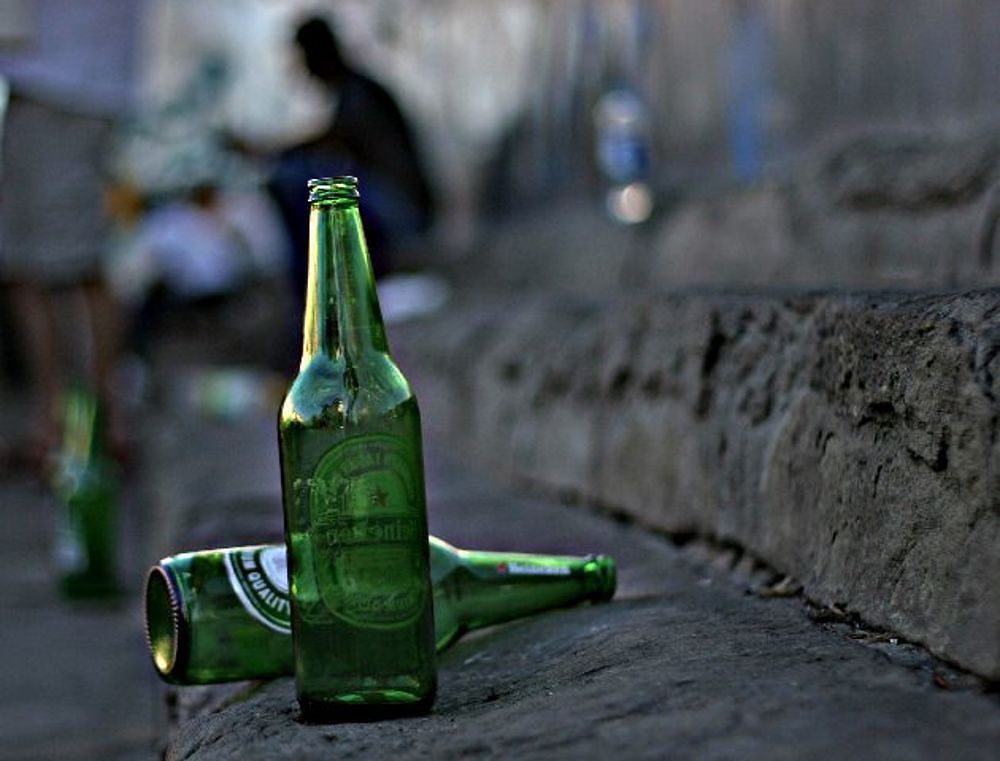 Cagliari, guerra alle bottiglie: scatta il divieto di vendita nel centro storico