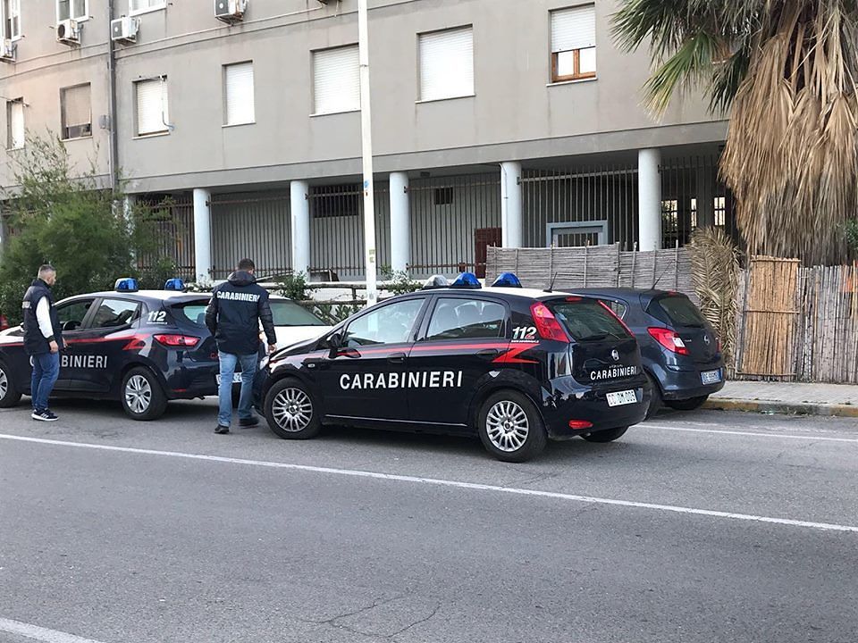 Ville con piscina, auto, cancelli blindati: perquisizioni e sequestri a Sant’Elia